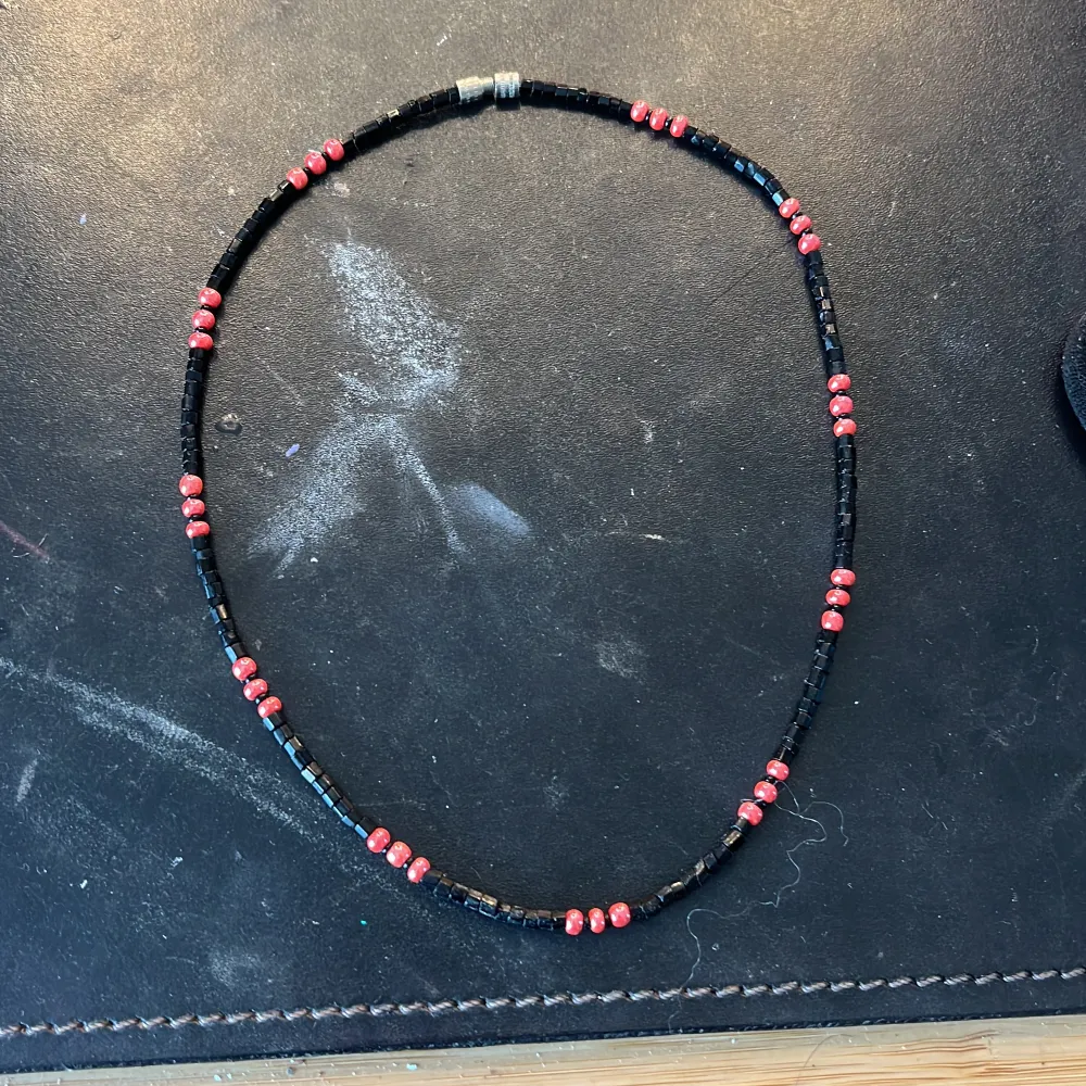 Säljer jättefina olika halsband nu på min sida så kolla in några, denhör är köpt i Brasilien med röda och svarta pärlor❤️. Accessoarer.