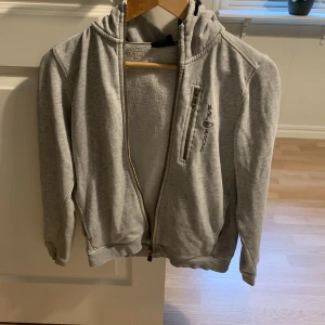 Sail racing hoodie - Jag säljer nu min sail racing zip-hoodie då den är lite för lite i ärmarna på mig men den är fin annars