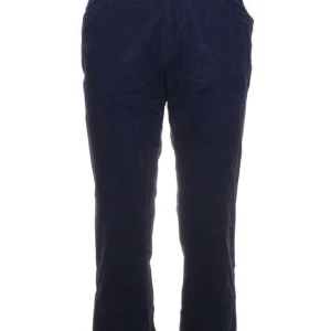 Marinblåa Manchesterbyxor  - Säljer mina Manchester byxor som är knappt orörda. De är i storlek 32/32. De passar lika bra som vardagsbyxor som när man ska klä upp sig lite. 