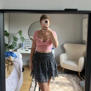 Prickig kjol - Svart o vit prickig kjol super skön  43kr för frakten 