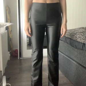 Skinnbyxor  - Skinnbyxor från zara. Bra skick, knappast använda. Dragkedja på sidan. Pris kan diskuteras 🫶