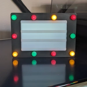 Liten lightbox med lampor - Säljer en liten lightbox man kan skriva grejer i med små plastbokstäver (se sista bilden för exempel). Bokstäver tillkommer men det saknas säkert några tyvärr säljer därför billigt!