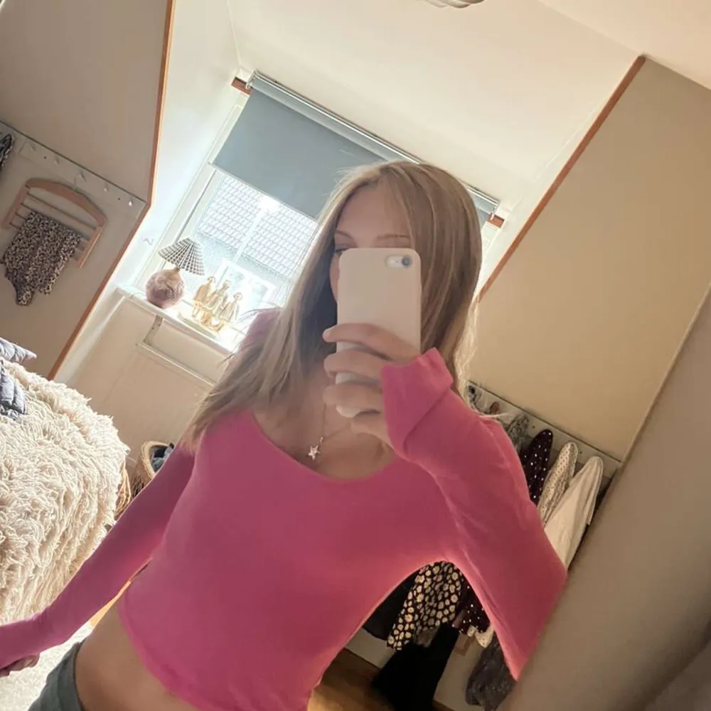 Intressekoll! Jättesnygg rosa långärmad tröja från H&M! 💞 Pris kan diskuteras! 💘tryck inte på köp nu! . Toppar.
