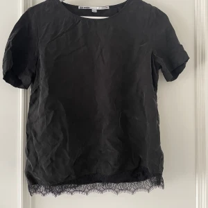 Blus - Jätte fin blus som jag aldrig använt. Den är lite skrynklig men det går att stryka den om man vill det. Såljer då den är för liten för mig❤️