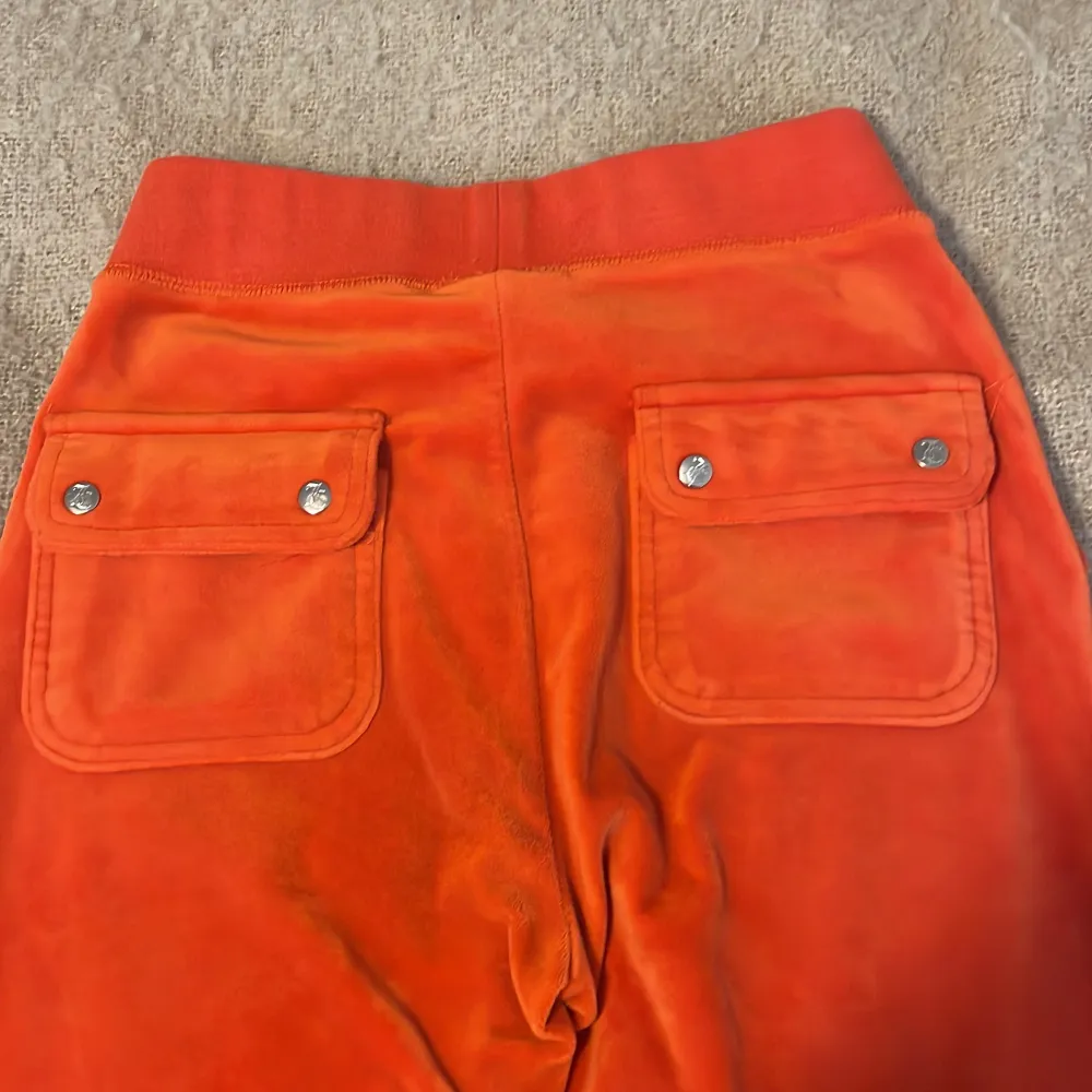 Orangea juicy byxor med ett hål i ena fickan och tyvärr inga snören💗. Jeans & Byxor.