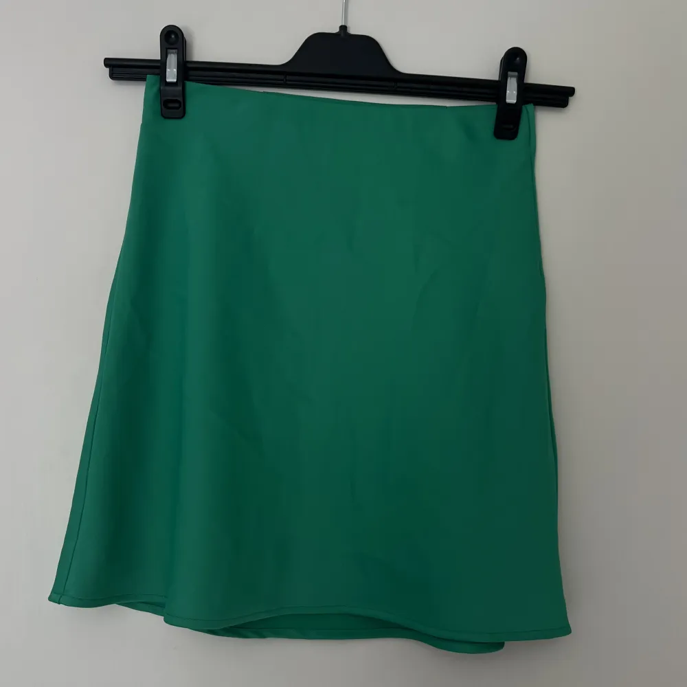 Grön siden kjol från bikbok. Stl S.. Kjolar.