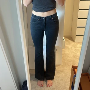 Lågmidjade bootcut jeans - Säljer dessa svarta lågmidjade bootcut jeans från GinaTricot i storlek 38. Endast använda ett fåtal gånger. 150kr+frakt