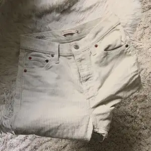 Coola beigea manchesterbyxor från Levi’s. Aldrig använda i skick 9/10. Modellen ”ribcage straight” i storlek w26. köpta för 1200, säljer för 300.