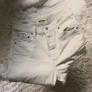 Levis manchesterbyxor  - Coola beigea manchesterbyxor från Levi’s. Aldrig använda i skick 9/10. Modellen ”ribcage straight” i storlek w26. köpta för 1200, säljer för 300.