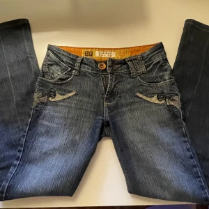 jeans  - säljer dessa fina jeans efter som att dom inte kommer till användning💗 dom är bootcut och har lite paljetter oxå, innerbensmått: 75 midjemått: 36💗 passar perfekt på mig som är 160