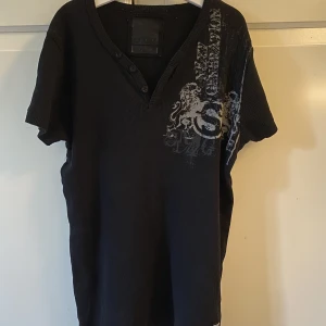 t shirt - cool t shirt köpt second hand, jättebra skick & inga defekter, använd av mig 1 gång