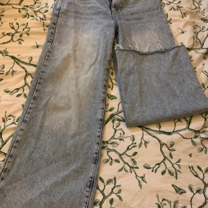 Baggy jeans - Blåa vida jeans från Gina Tricot. Högmidjade och aldrig använda 