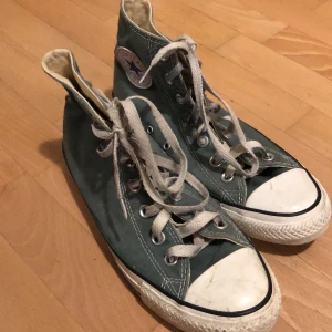 Converse - Säljer dessa mörk gröna converse som tyvärr blivit för små för mig i storlek 38/5 1/2. Inga hål. Köpare står för frakt.