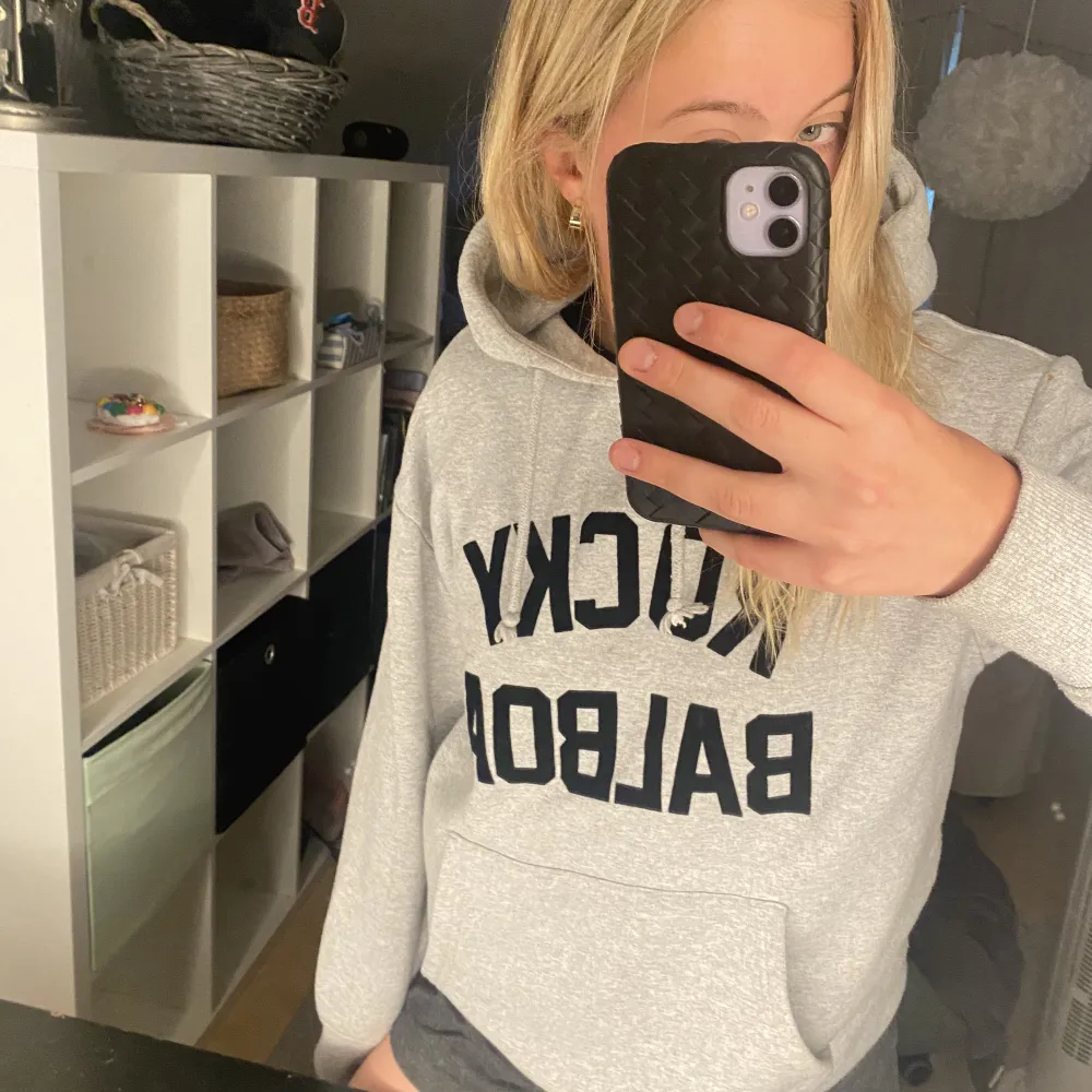 Säljer min Rocky Balboa hoodie, knappt andvänd. Köpt på herravdelningen på Zalando🫶🏼🤍. Hoodies.