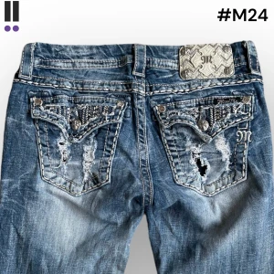 lågmidjade MissMe Bootcut jeans M24 - MissMe jeans i model Boot 💜 Tag 27W 💜Midja (rakt över) 36cm 💜 Innerben 76cm 💜 Ytterben 98cm 💜 Benöppning 22cm 💜  💜Våra mått blir W=28 och L=29 💜 Men jämför alltid måtten med ett par jeans som sitter bra 💜