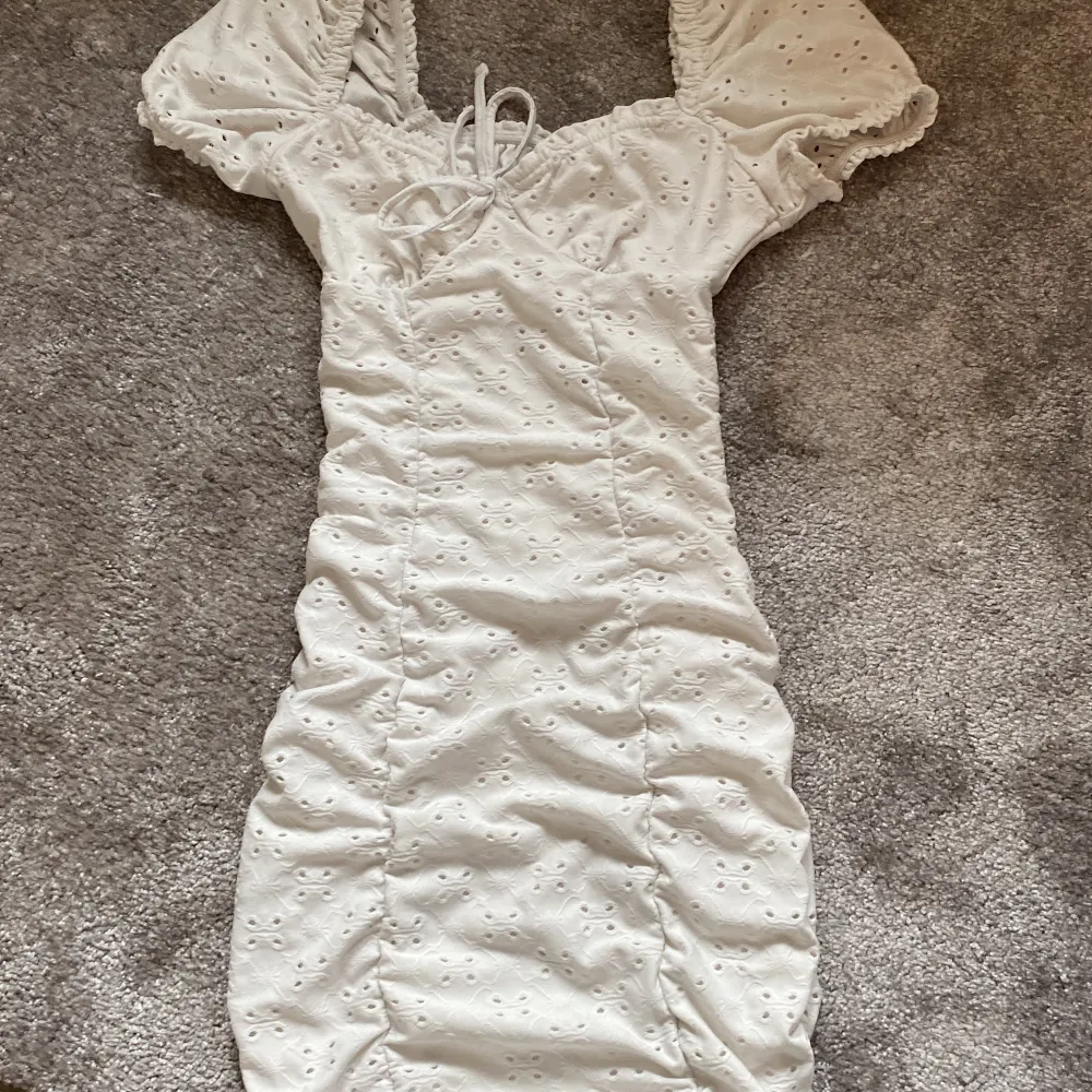 Säljer denna superfina klänning från HM då den inte längre kommer till användning💖Den är i storlek xxs och är fint skick.. Klänningar.