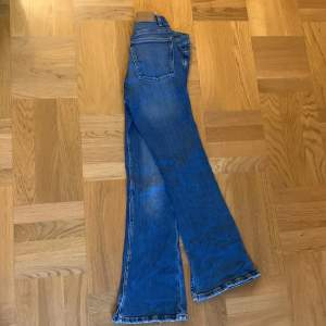 Zara Jeans, som är lowaist flared. Jätte fina lite krympta av tvätten men inte mycket I size 11-12y.  152 cm🫶🫶 
