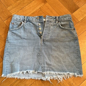 Jeanskjol - Snygg jeanskjol från Gina i storlek 34💙Midjemåttet är 80cm