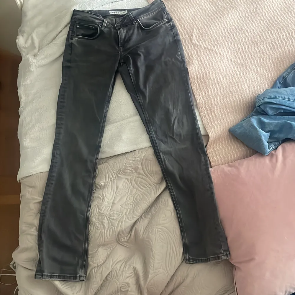 Snygga bootcut jeans från pepe jeans i en grå tvätt🫶🏼. Jeans & Byxor.