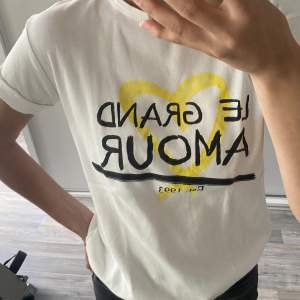 T-shirt med tryck från Sisters point, storlek xs, knappt använd 
