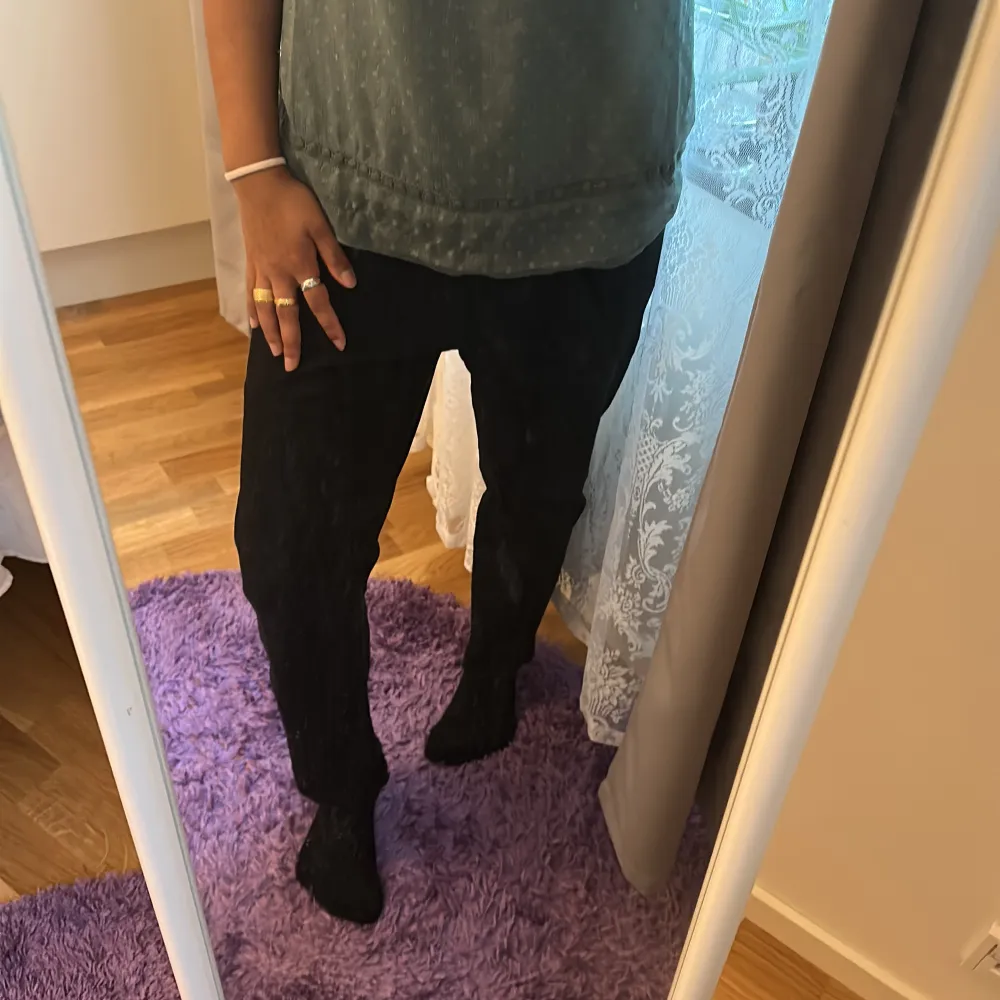 Ett par super snygga svarta jeans från monki ! Dessa är straight jeans i storlek 27! Om ni har några frågor, tveka inte att höra av er!💕. Jeans & Byxor.