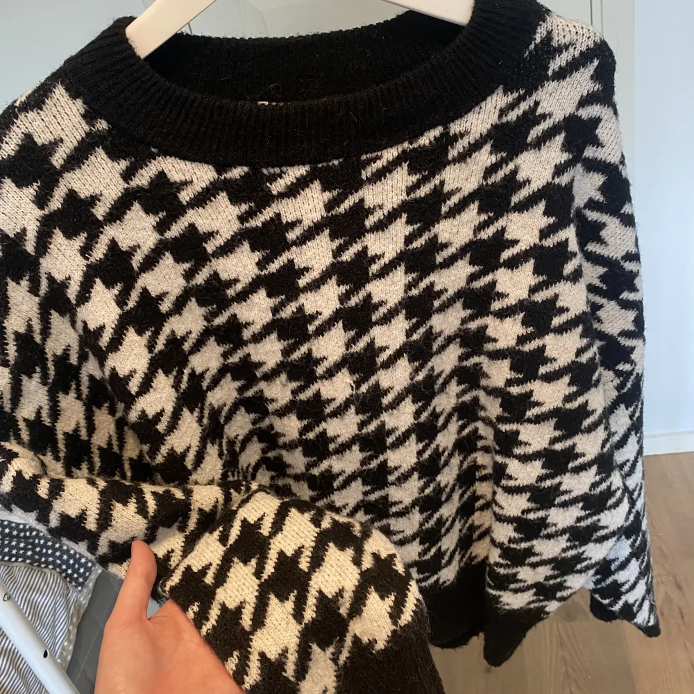 Rensar garderoben och säljer nu denna stickade tröja från H&M! 🥰. Stickat.