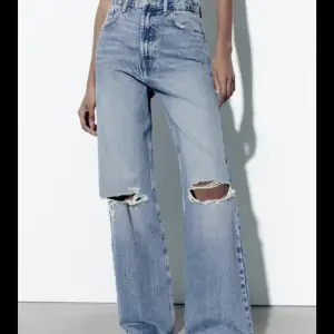 Skit snygga zara jeans som sitter mod Waist!! Ville verkligen att dessa skulle passa mig men tyvärr var dem för små.  Köpta för 350kr men säljer för 250!! (Jag gjorde ett eget håll uppe på vänstra foten)