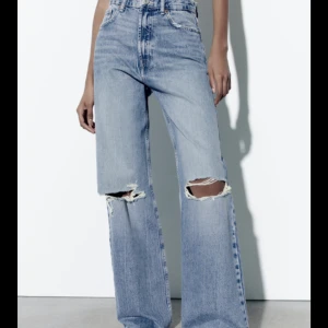 Zara jeans - Skit snygga zara jeans som sitter mod Waist!! Ville verkligen att dessa skulle passa mig men tyvärr var dem för små.  Köpta för 350kr men säljer för 250!! (Jag gjorde ett eget håll uppe på vänstra foten)