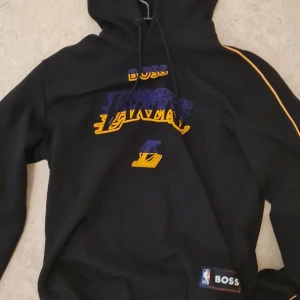 Hugo boss lakers hoodie - Medium i storlek 