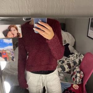 Jätte mjuk stickad tröja - Jätte bekväm stickad tröja i ”fluffigt” matreal, tröjan är vinröd och i bra skick