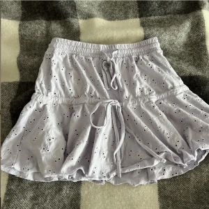 Volangkjol  - Volangkjol med broderi mönster i strl 36 från asos, pastell lila! Jag är 171 cm lång 🥳 INGA defekter!💘 rosett detaljer! Nypris är 350 kr.