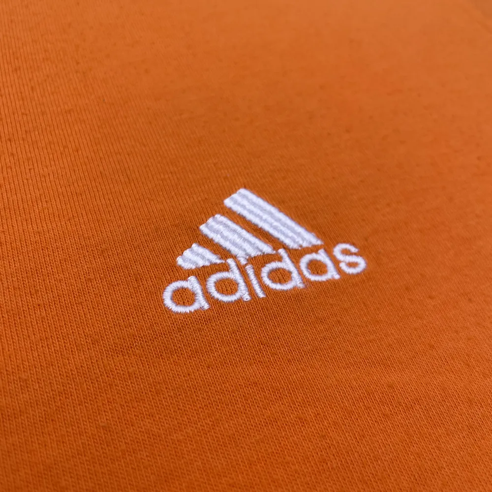 Orange vintage Adidas t-shirt⭐️ Storlek: Passar som M/L Min längd: 180 cm. T-shirts.