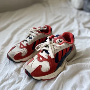 Adidas yung 1 sneakers - Ett par adidas sneakers i modellen yung 1, använda men i gott skick :) köpta för 1,200 kr!!