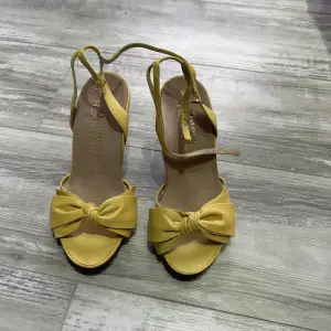 Säljer dem här häftiga sandaler från Tamaris, i gul/senapsgul färg. Aldrig använd. Klackan är 11 cm. Mycket bekväma. Köpte till 750kr med tabbar. Ord ligger över 900kr.