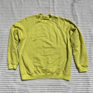 Limegrön/gul sweatshirt från Homebound⭐️Storlek: L Min längd: 180 cm
