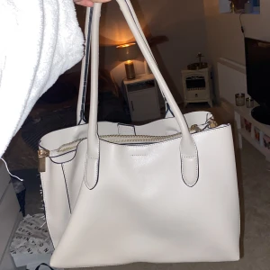 Beige väska - Snygg axelväska i beige och äkta läder. Knappt använd. Många innerfack och har även ett längre band som jag inte ens tagit bort plasten från. Från märket Don Donna❤️‍🔥