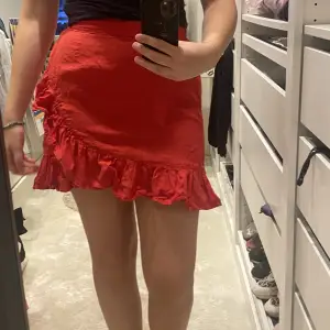 Söt röd kjol med volang från Cubus 