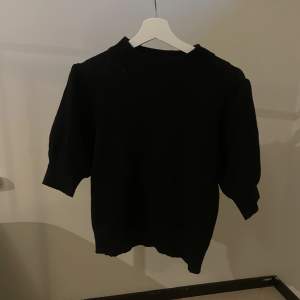Säljer denna svarta stickade kortärmade tröjan som är söper fin men tyvärr inte kommer till användning 💞 från only i strl s, 150 kr + frakt!! Skriv privat vid intresse eller frågor 😋😋😍