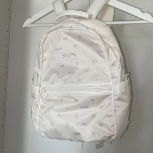 Puma x Selena Gomez Whisper Backpack - Flera fickor. Justerbara axelremmar. Väskan tillverkas inte mer och är väldigt svår att få tag på. Har aldrig använt väskan den är helt ny. Pris kan diskuteras! 