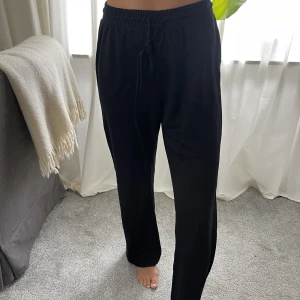 Svart tygbyxa  - Supersköna och snygga tygbyxor som är lite low waisted! Får tyvärr inte längre plats i garderoben..
