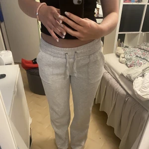 Mjukisbyxor  - Säljer dessa lågmidjade mjukisbyxor från lager 157, ganska nya. Men andvänt några gånger💘💘