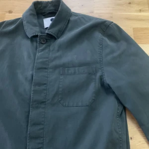 NN07 overshirt  - Skön overshirt i nästan oanvänt skick från NN07 i en go grön färg. Pris kan diskuteras! Hör av dig om du har några frågor eller vill ha fler bilder!