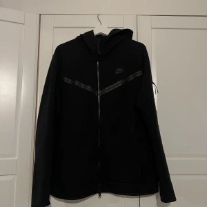 Nike Tech Flecce - Nike Teck flecce i färgen svart.  Storlek L  Använd ett fåtal gånger då jag beställde fel storlek så alltså så gått som ny
