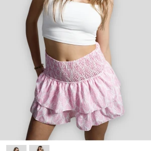 Kjol med shorts  - Kjol med inbyggda shorts från meet me there. Använd en gång. Frakt ingår inte i priset💓