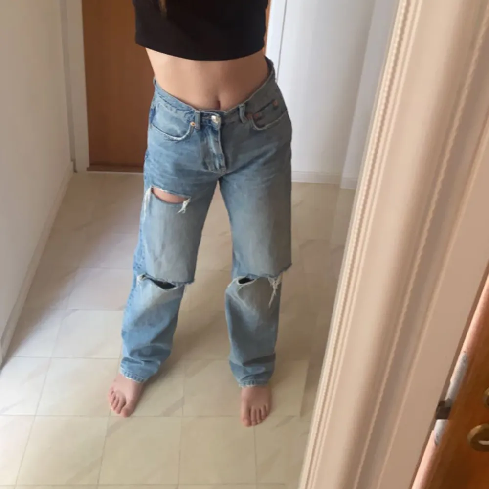 High waist 90s jeans från Gina Tricot i väldigt bra skick och str 34 ❤️‍🔥❤️‍🔥. Jeans & Byxor.