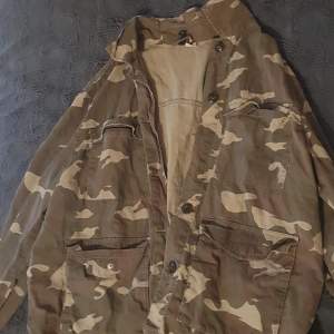 💕En lite mer oversized kamouflage jacka ifrån H&M's märke Divided, inga fel på den förutom att den bara dammar i garderoben💕