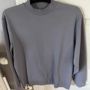 Grå Zara sweatshirt  - En oanvänd sweatshirt från Zara med hög krage. Hör av dig vid frågor! 