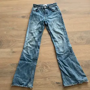 Mid -waist bootcut jeans från zara i väldigt bra skick. Strl 34