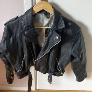 Vintage skinnjacka  - Äkta skin i retro stil Köpt Beyond retro  Storlek XS