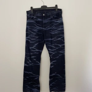 Levi’s Custom Pants - Riktigt feta custom Levi’s byxor köpta i Köpenhamn. Cond: 9/10 använda en gång / säljer pga lite för små. Byxorna sitter som 32/30 